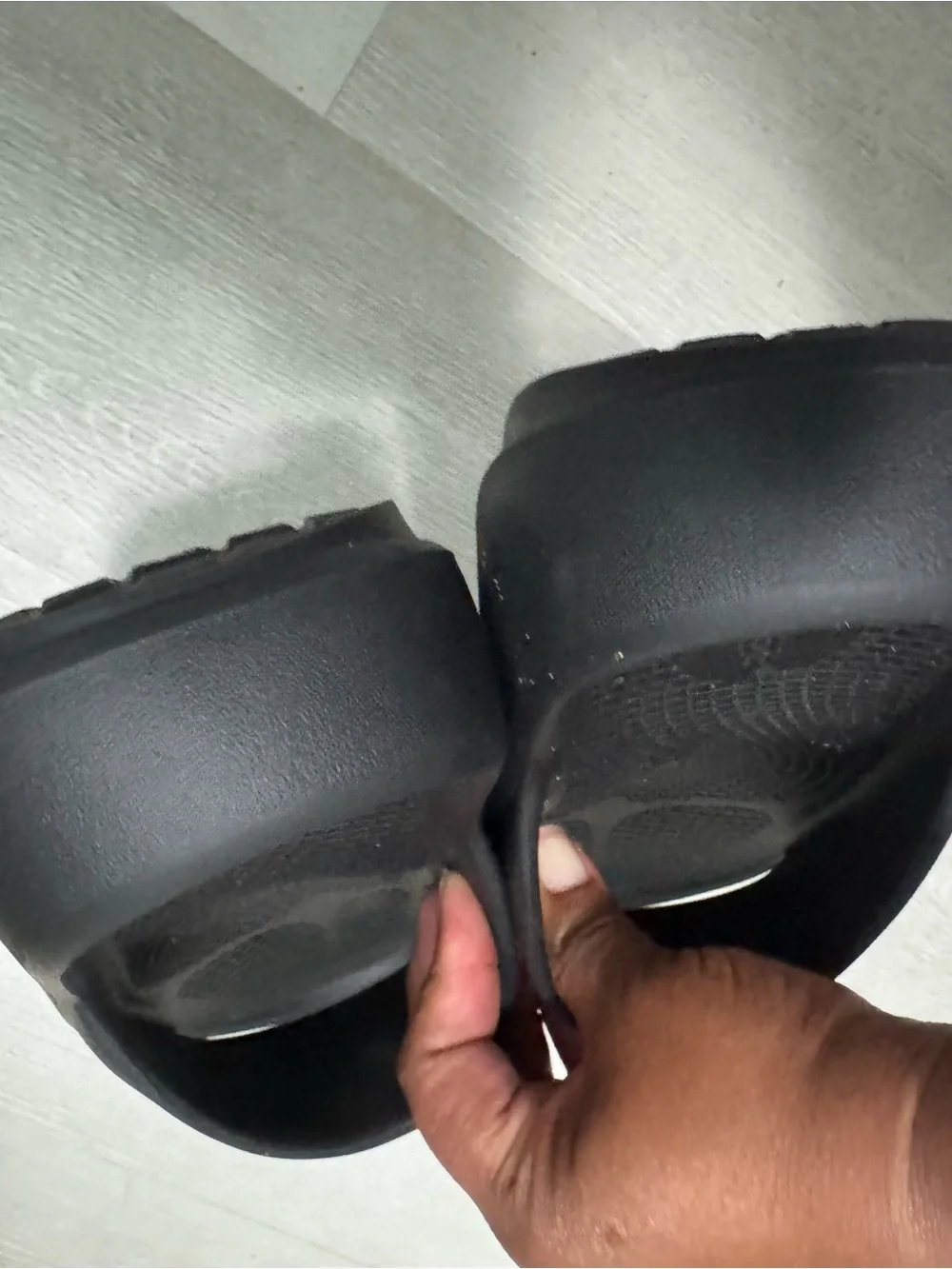OOFOS subtle cushioned
